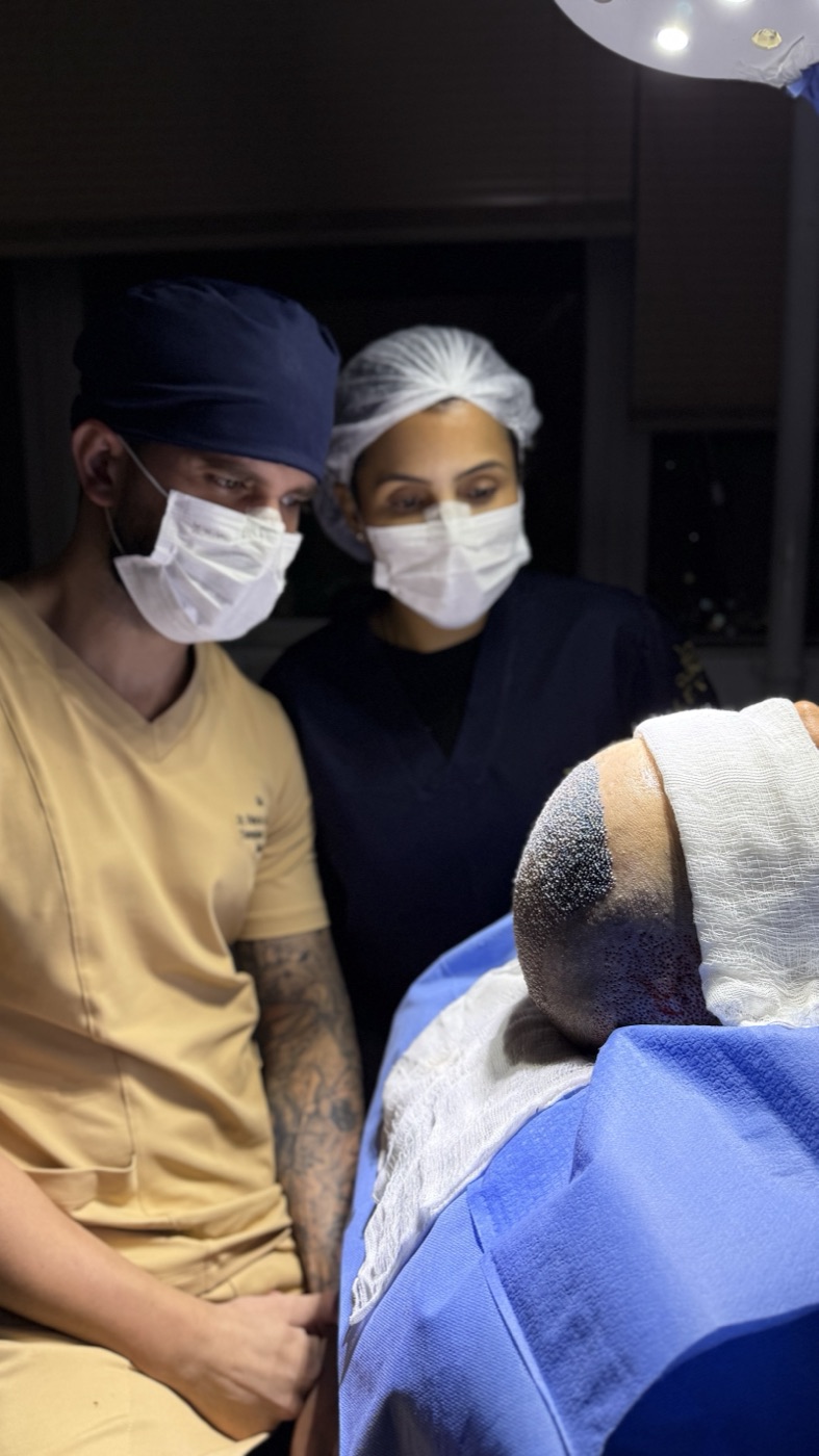 Dr. Vinicius Carneiro e Dra. Lara Affonseca
